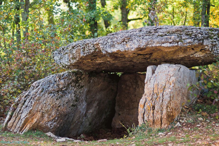 Dolmen stojí právě v lese