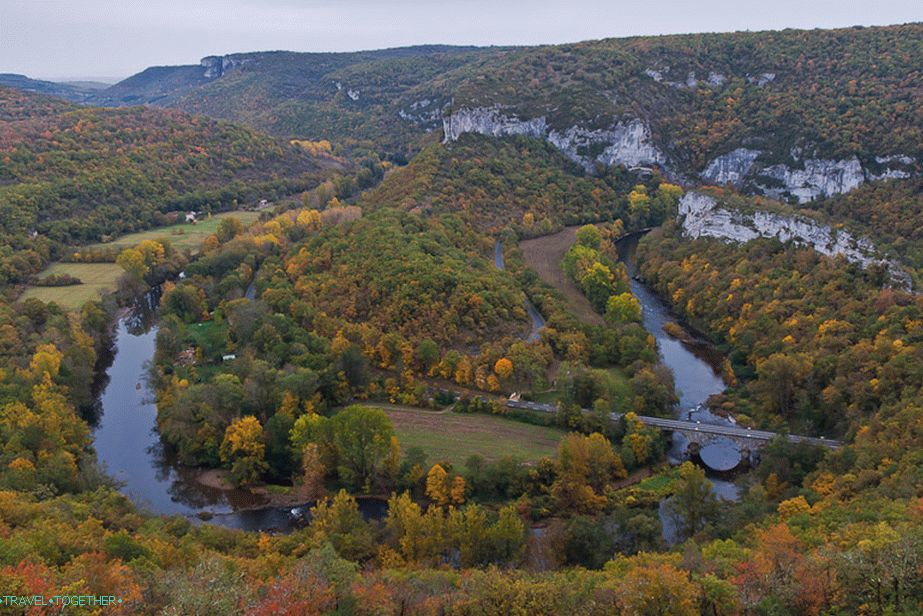 Úžasný výhled na Pyreneje a ohyb řeky