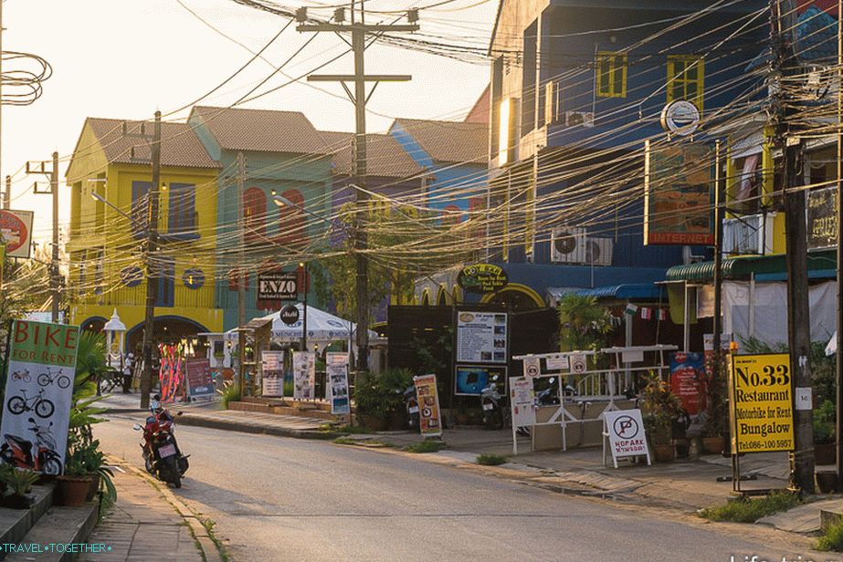 Jedna z hlavních ulic v Khao Lak