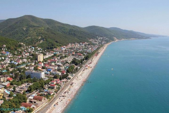 Lazarevskoye. Železniční trať vede přímo u pláže.