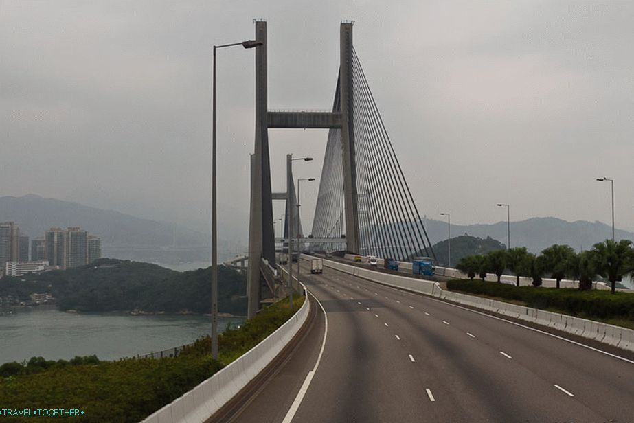 Most Tsing Ma je   jedním z nejdelších mostů na světě