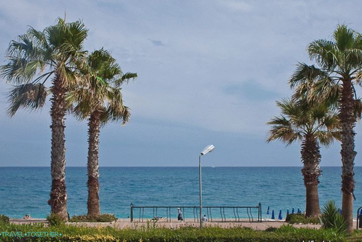 Město Antalya. Pohled z domu na pobřeží.