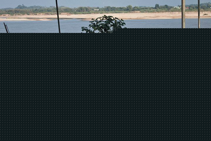 Kavárna na břehu řeky Mekong Kavárna na břehu řeky Mekong