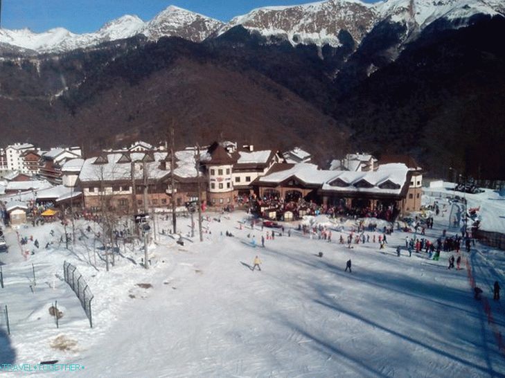 Rosa Khutor - hotelový komplex podél řeky Mzymty