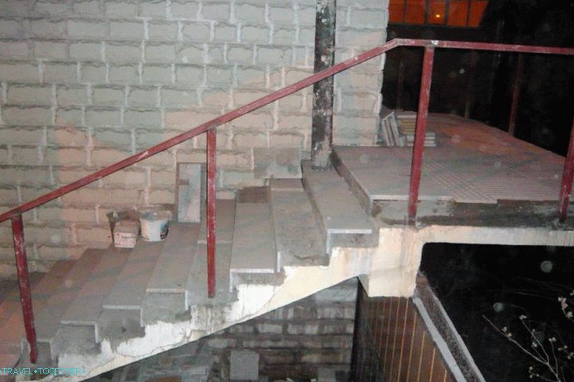 Přechod ve výstavbě přes centrální ulici Soči měsíc před olympijskými hrami