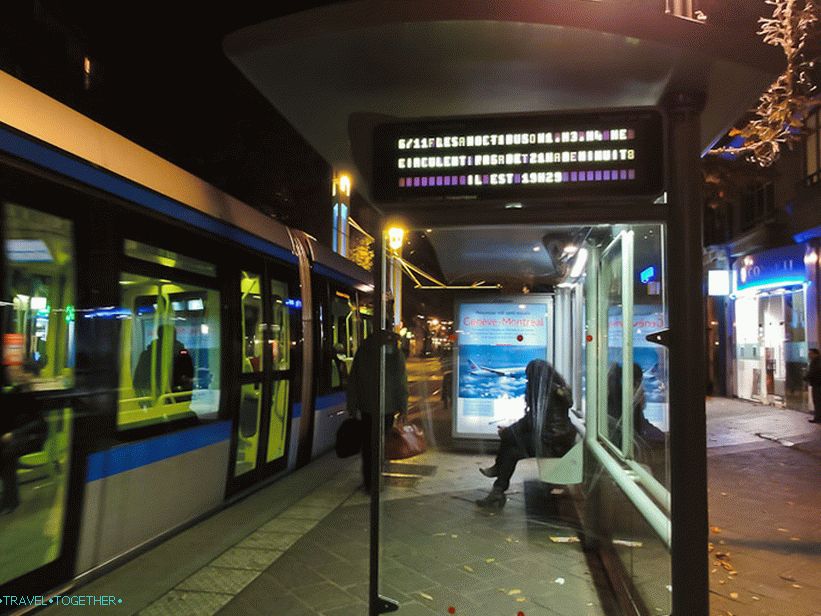 Štítek na tramvajové zastávce