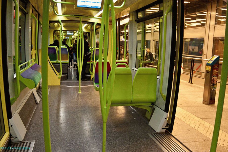 Vchod do tramvaje Grenoble bez parochky