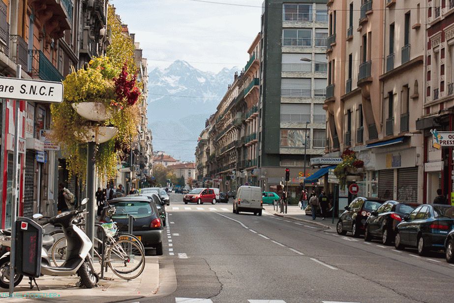 Ukazatel na vlakové nádraží Grenoble a francouzské Alpy