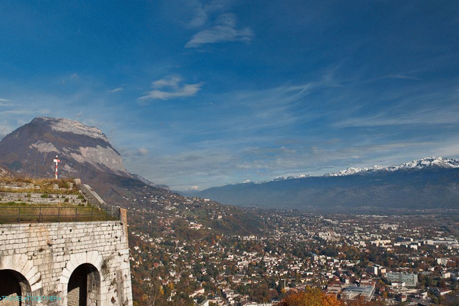 Grenoble z druhé rozhledny Bastille