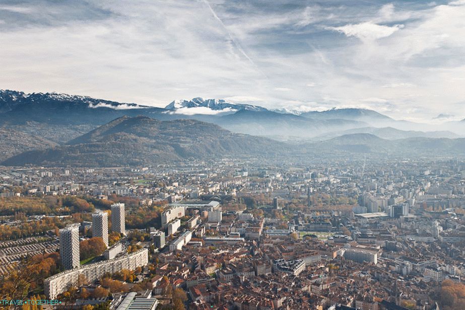 Grenoble z druhé rozhledny Bastille