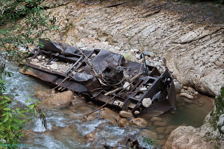 Lokomotiva padla v Kurjips v roce 2002 při povodni