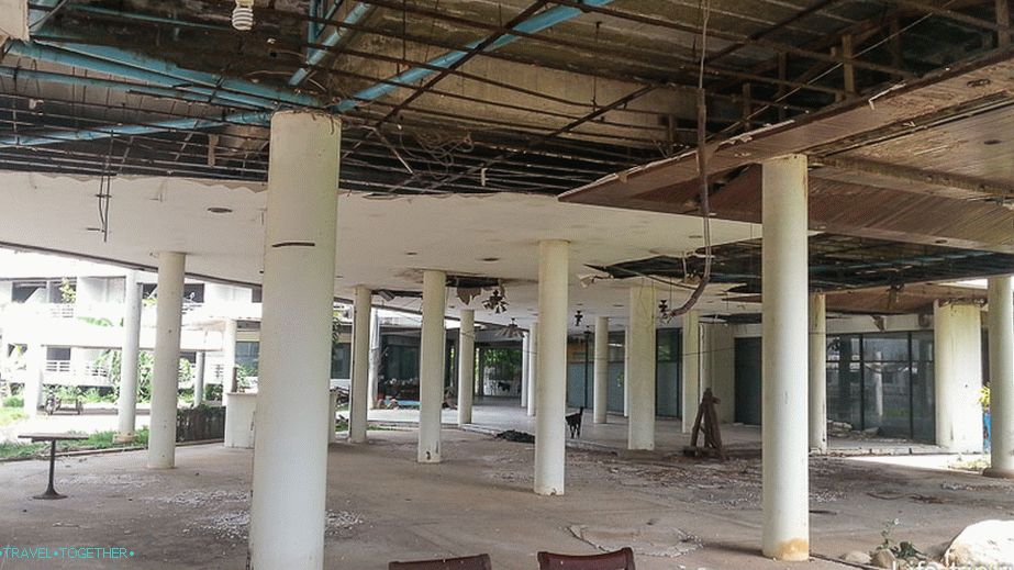 Nedaleko je opuštěný hotel, zasažený vlnou tsunami