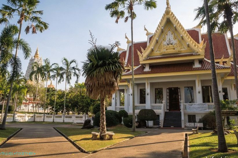 Chrám Wat Yang v Pattaya - lépe vidět sousední Phra Mondop