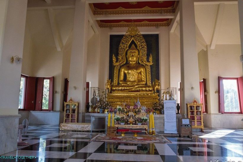 Chrám Wat Yang v Pattaya - lépe vidět sousední Phra Mondop