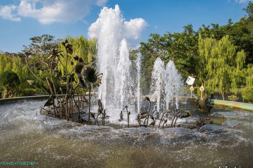 Chrám Wat Yang v Pattaya - lépe vidět sousední Phra Mondop