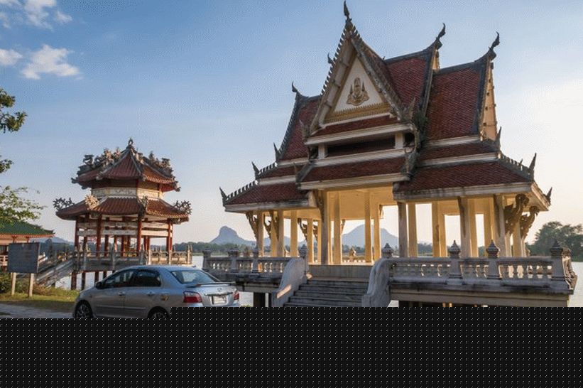 Pavilony na břehu rybníka poblíž chrámového komplexu