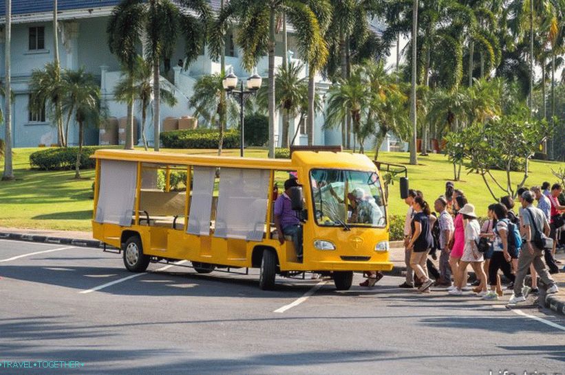 Žluté elektrické auto pro turistické skupiny