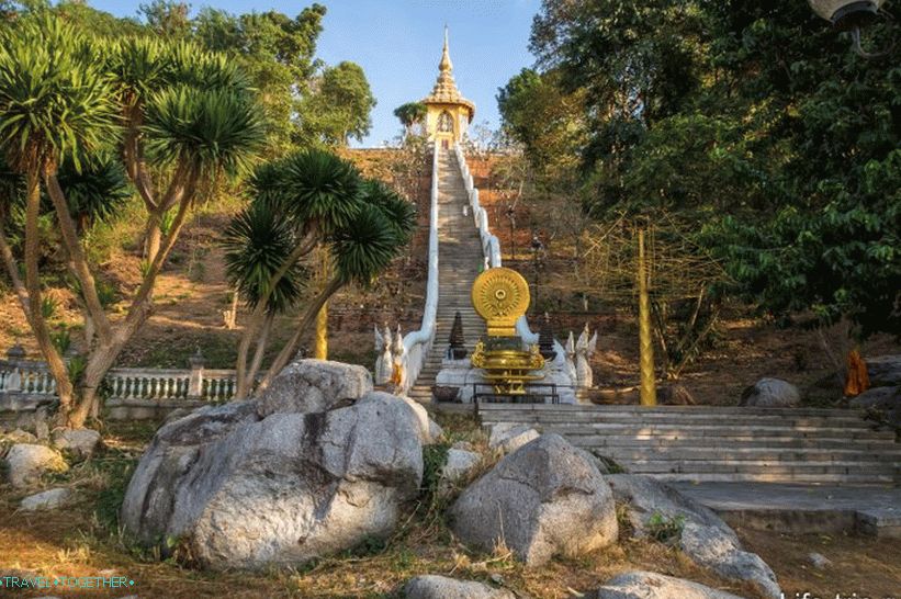 Temple Phra Mondop s Buddhovou stopou