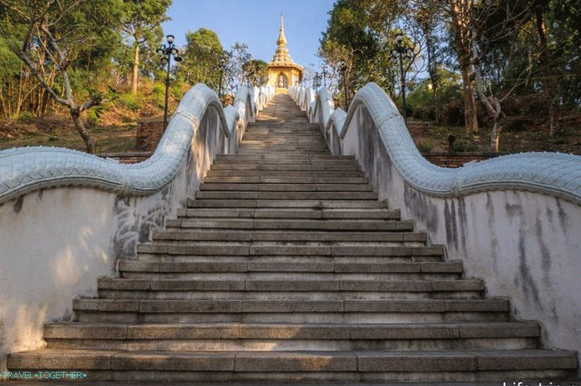 Schody do chrámu Phra Mondop