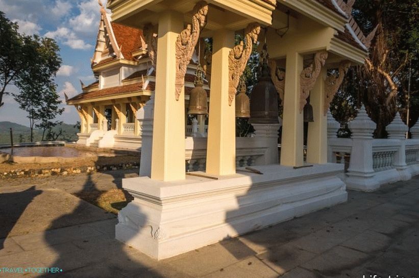 Chrám Wat Yang v Pattaya - lépe vidět sousední Phra Mondop