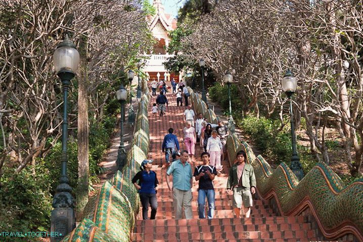 Schodiště do chrámu Wat Doi Suthep