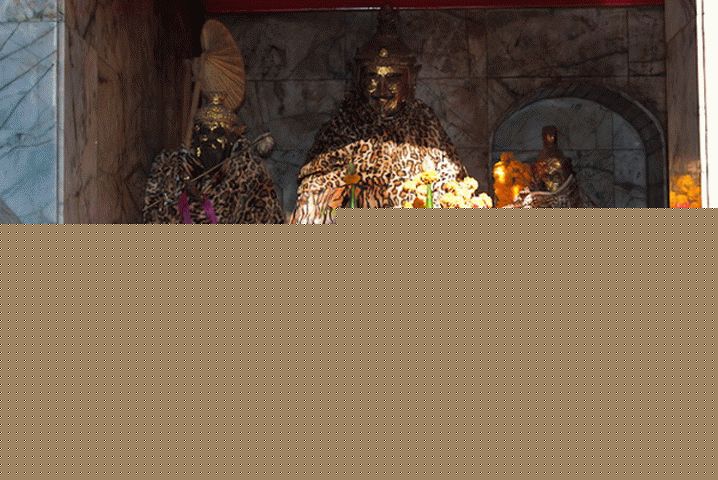 Buddha v leopardích šatech