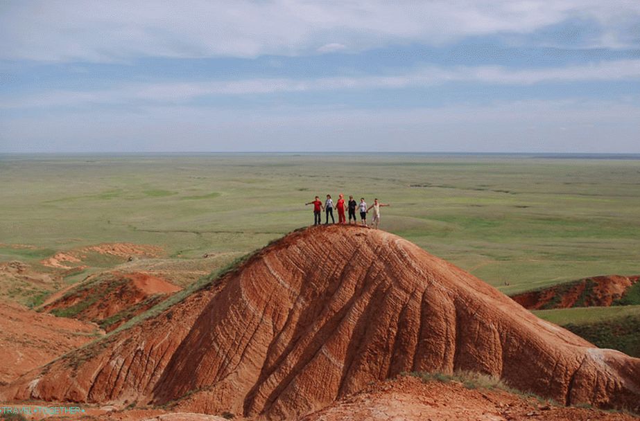 Na rudých skalách v Bogdinsko-Baskunchaksky Reserve, Astrakhan Region
