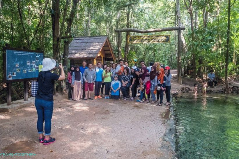 Jednotliví turisté jsou zde vzácní, pokud přijdou, pak okamžitě autobusy.