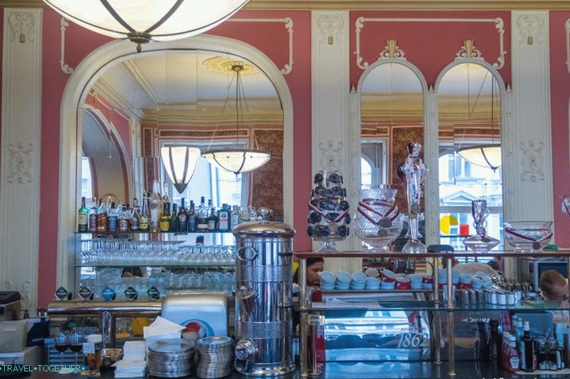 Cafe Louvre - místo pro kulturní snídani v Praze