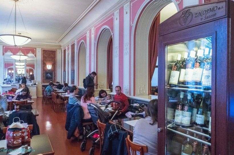 Cafe Louvre - místo pro kulturní snídani v Praze