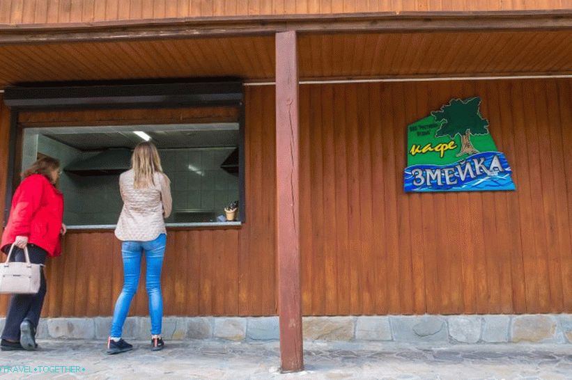 Snake Cafe - jediná instituce na vodopády Zmeikovskie