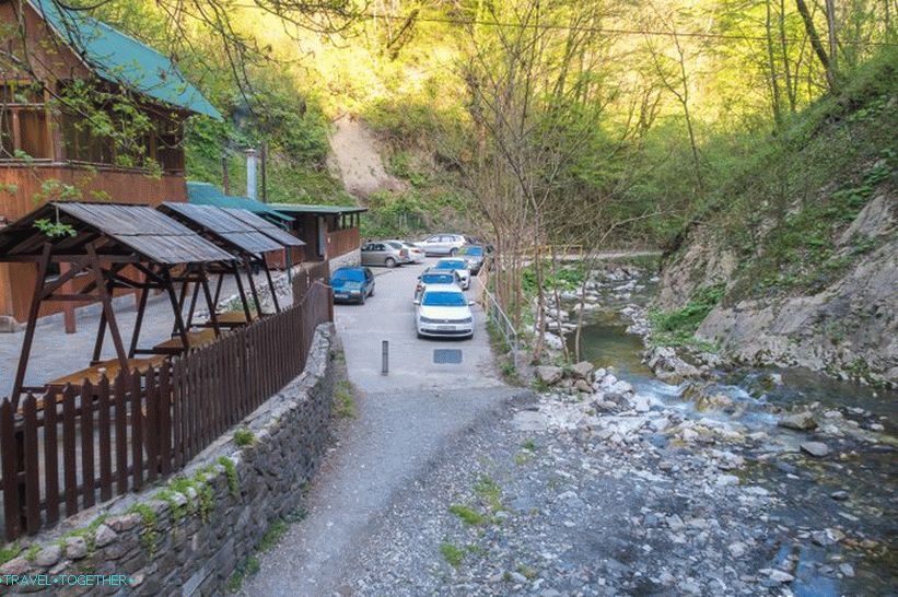 Snake Cafe - jediná instituce na vodopády Zmeikovskie