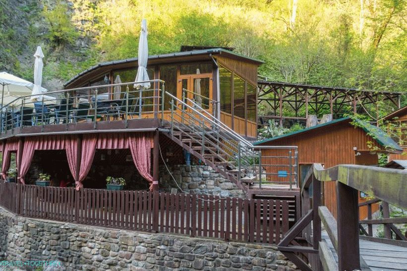 Snake Cafe v Soči, na vodopády Zmeikovskie