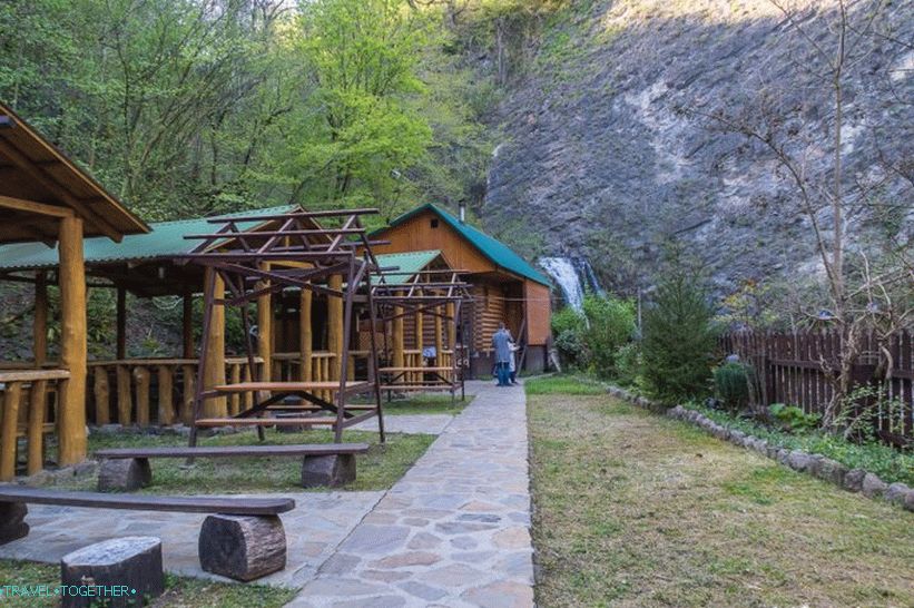 Snake Cafe - jediná instituce na vodopády Zmeikovskie