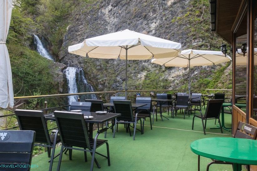 Snake Cafe - jediná instituce na vodopády Zmeikovskie