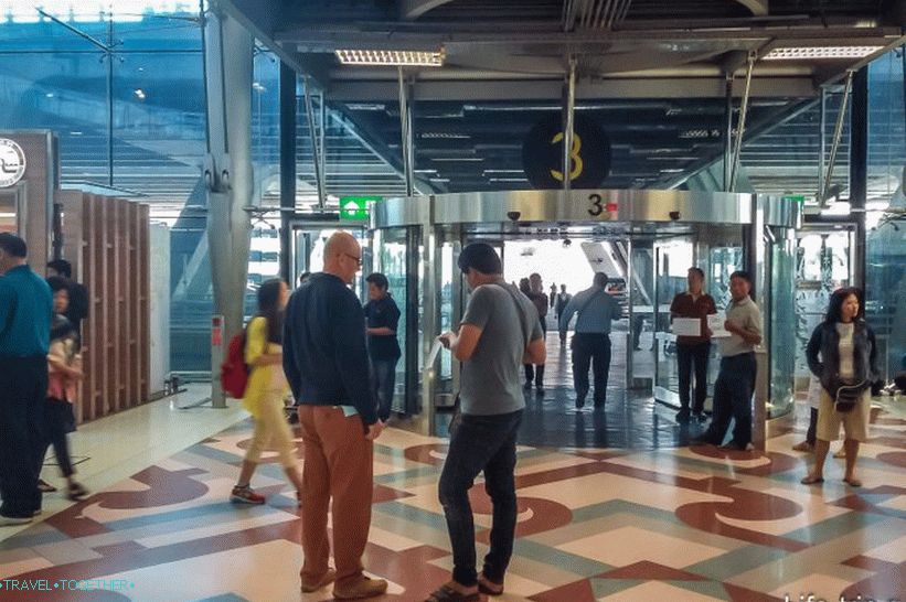 Opusťte číslo 3 ve druhém patře Suvarnabhumi