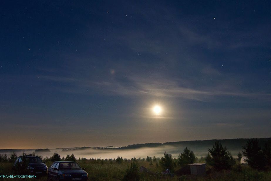 Hvězdy lze vidět velmi špatně. ISO800, 16 mm, f7,1, 30 s
