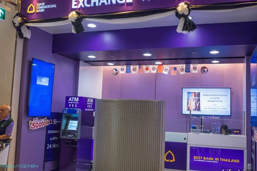 Měnový bankomat v tranzitní zóně letiště Suvarnabhumi