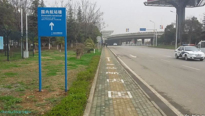Přechod do Wuhan, nápisy v ruštině!