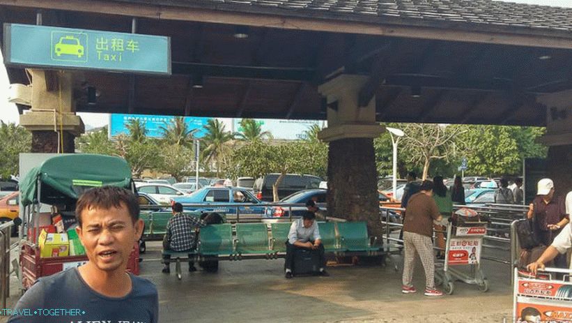 Řidič taxíku mě přesvědčí, že 100 juanů je nejvíce, přestože na pozadí je na přepážce stojan taxi