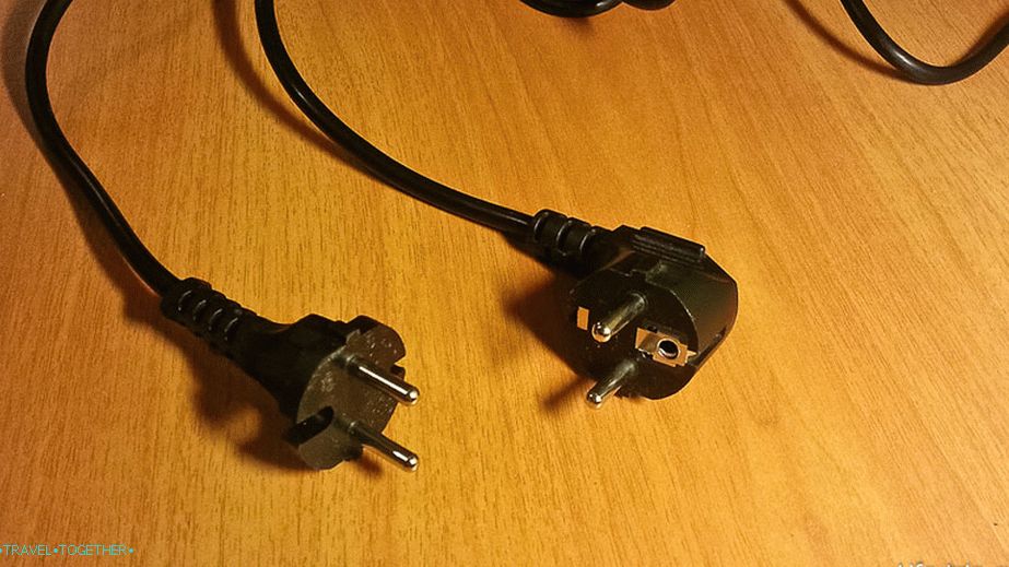 Na levé straně je zástrčka se dvěma kolíky, na pravé straně je zemnící zástrčka se zemnící zástrčkou