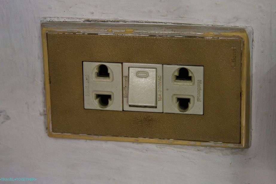 Zásuvky se dvěma otvory - všechny naše zástrčky zapadají