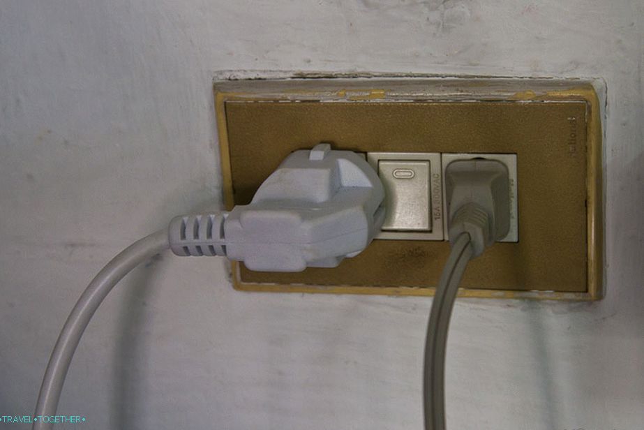 Euro-plug a americký plochý pin-pin pokojně koexistují