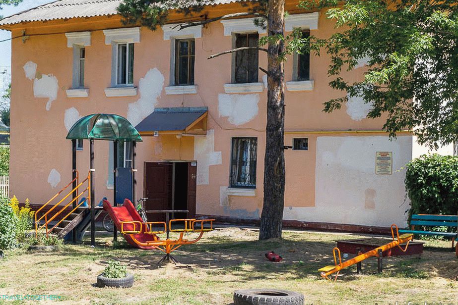 Ve vesnici nejen vesnické / venkovské domy, ale i takové bytové domy