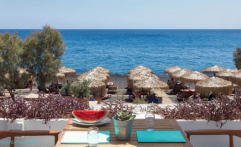 Kamari na Santorini: letovisko na černé pláži