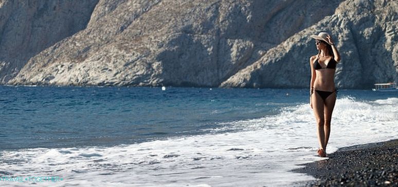 Kamari na Santorini: letovisko na černé pláži