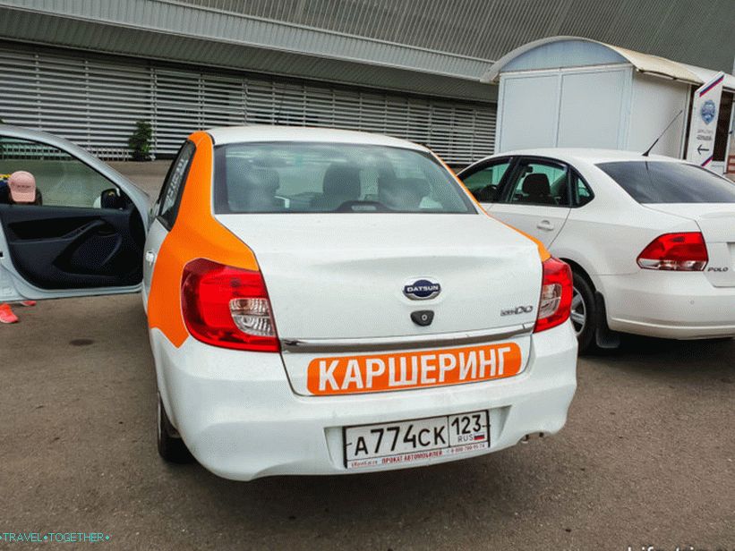 Vzal jsem si auto na sdílení aut na letišti v Soči.
