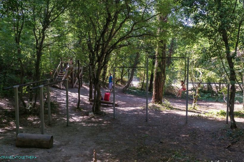 Tyče, vodorovné tyče a bungee