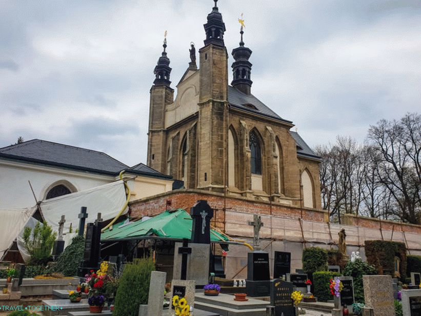 Kostnice v Kutné Hoře, obklopen hřbitovem