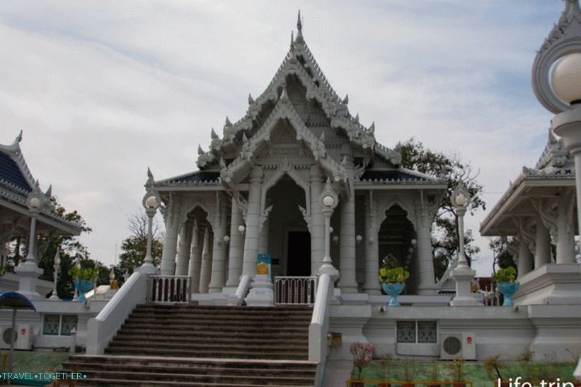 Wat Kaew Korawaram v Krabi